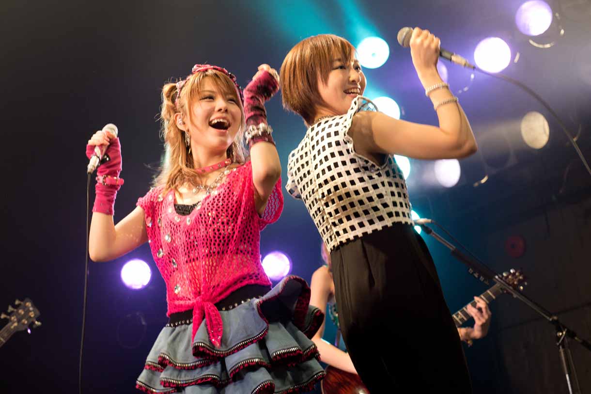 左から田中れいな（Vo）、長谷川萌美。