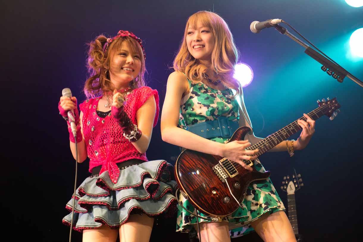 左から田中れいな（Vo）、宮澤茉凛（G）。