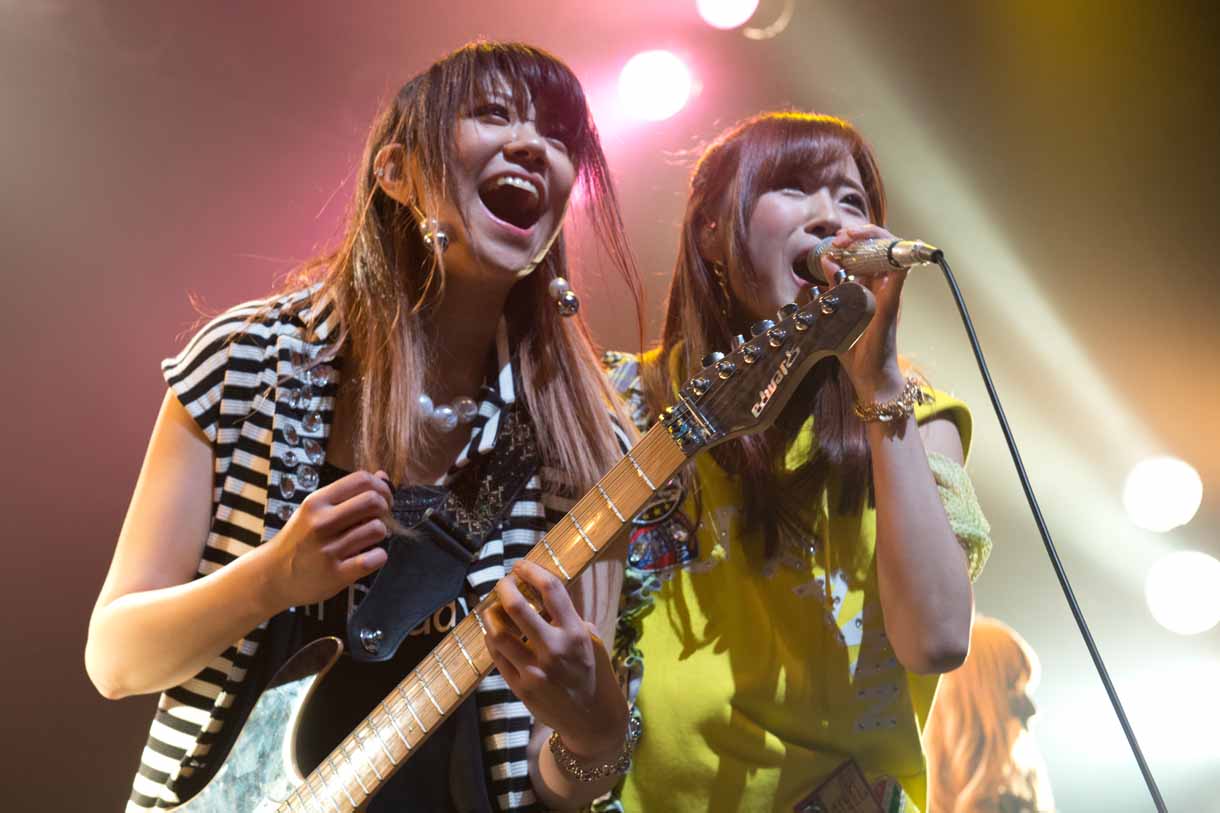 左から魚住有希（G）、岡田万里奈（Vo）。