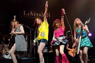 左から魚住有希（G）、岡田万里奈（Vo）、田中れいな（Vo）、宮澤茉凛（G）。