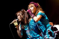 左から岡田万里奈（Vo）、田中れいな（Vo）。