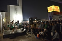 マルイシティ渋谷店の屋上で歌うNegicco。