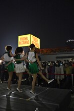 マルイシティ渋谷店の屋上でラインダンスをするNegiccoとファン。