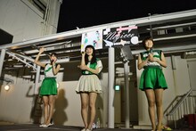 Negiccoの3人はシングルジャケットでも着用している新衣装で登場した。