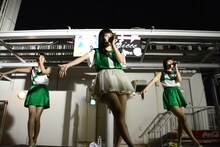 マルイシティ渋谷店の屋上で歌うNegicco。