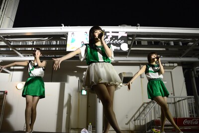 マルイシティ渋谷店の屋上で歌うNegicco。