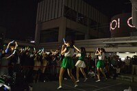 マルイシティ渋谷店の屋上で歌うNegicco。