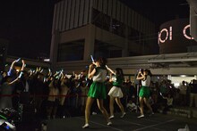 マルイシティ渋谷店の屋上で歌うNegicco。