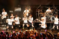 「One Night Carnival」をセッションする氣志團と乃木坂46。