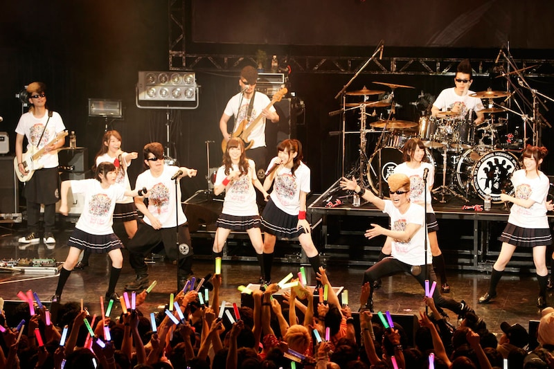 「One Night Carnival」をセッションする氣志團と乃木坂46。