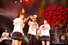 左から西野七瀬、綾小路翔、橋本奈々未。