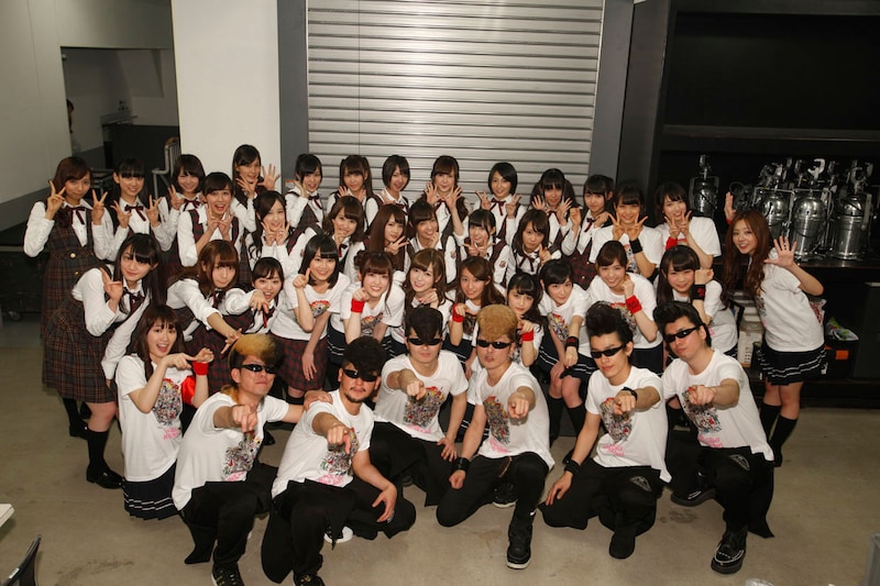 バックステージで記念撮影をする氣志團と乃木坂46。
