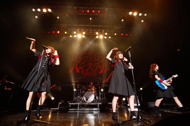 「One Night Carnival」をバンド演奏で披露する乃木團。