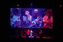 クリープハイプ「平日の武道館 バイト編～ねぇ、シフト代わってくれない？～」の模様。