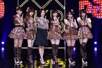 左から小嶋真子、島崎遥香、塚本まり子、渡辺麻友、川栄李奈、大和田南那。(c)AKS