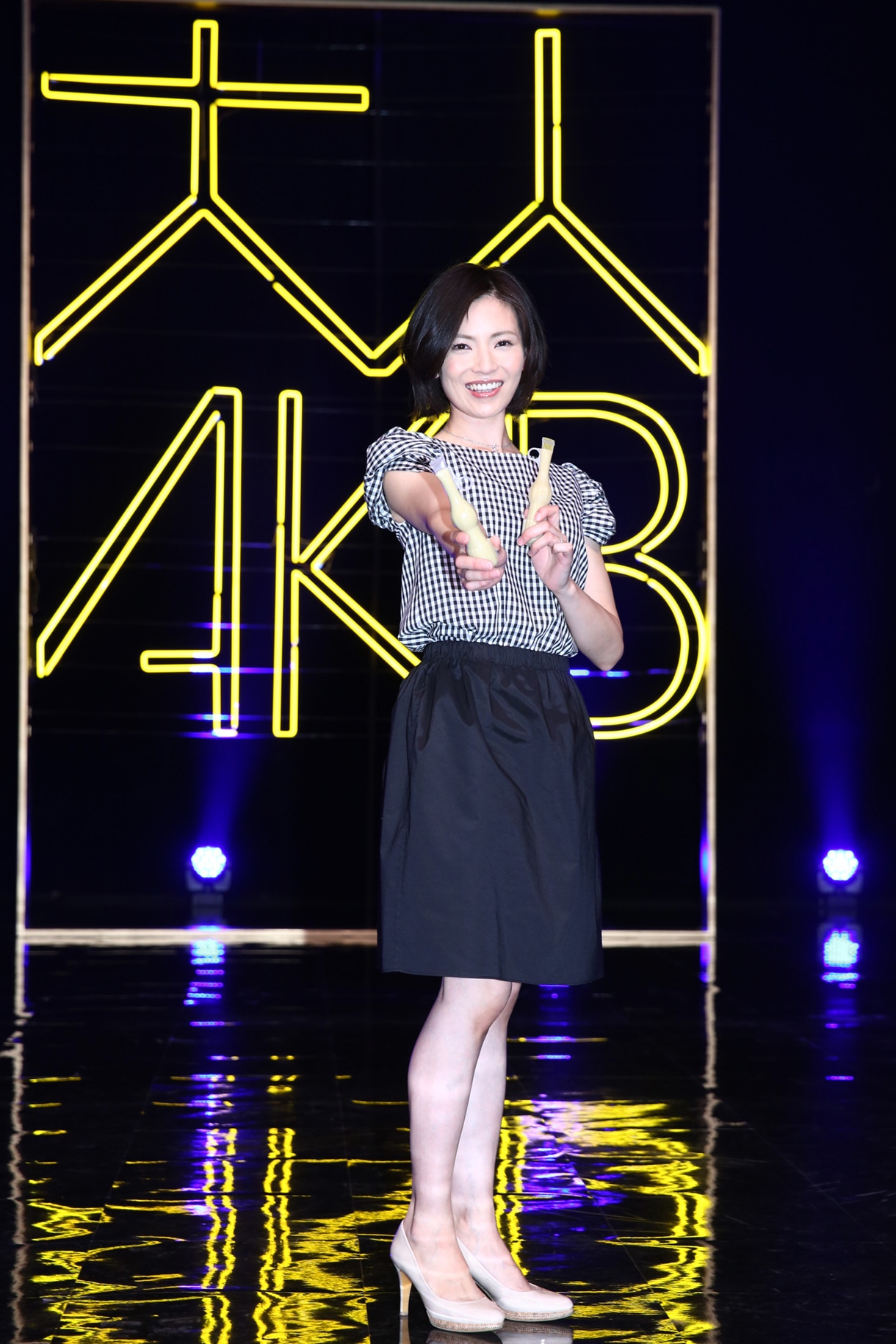 今週の人気の画像1位は「『37歳2児の母です』大人AKB・塚本まり子、お披露目」より、塚本まり子。(c)AKS