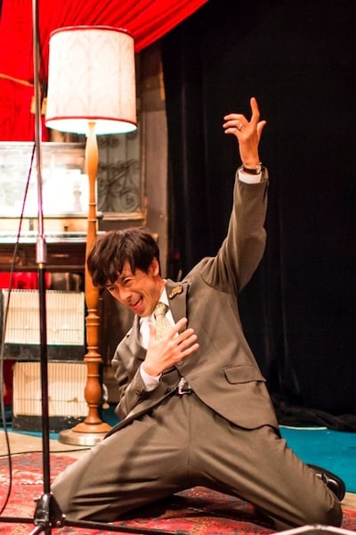 「I am Dandy」のビデオクリップで熱唱する滝藤賢一。