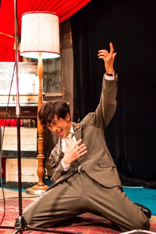 「I am Dandy」のビデオクリップで熱唱する滝藤賢一。