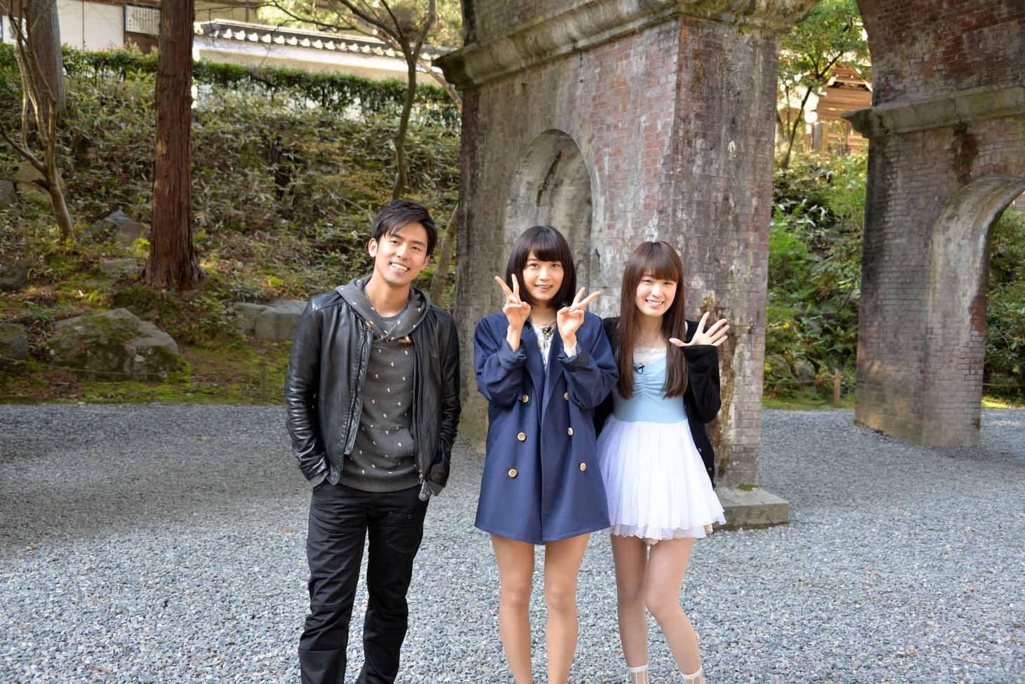 左からK、深川麻衣、高山一実。