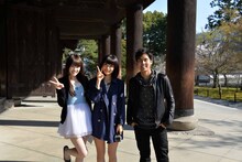 左から高山一実、深川麻衣、K。