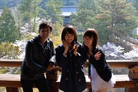 左からK、深川麻衣、高山一実。