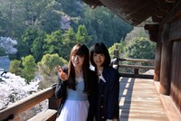 左から高山一実、深川麻衣。