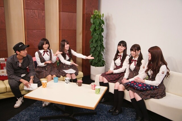 前列左から堀未央奈、西野七瀬、松村沙友理、後列左から深川麻衣、高山
