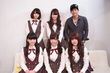 前列左から堀未央奈、西野七瀬、松村沙友理、後列左から深川麻衣、高山一実、K。