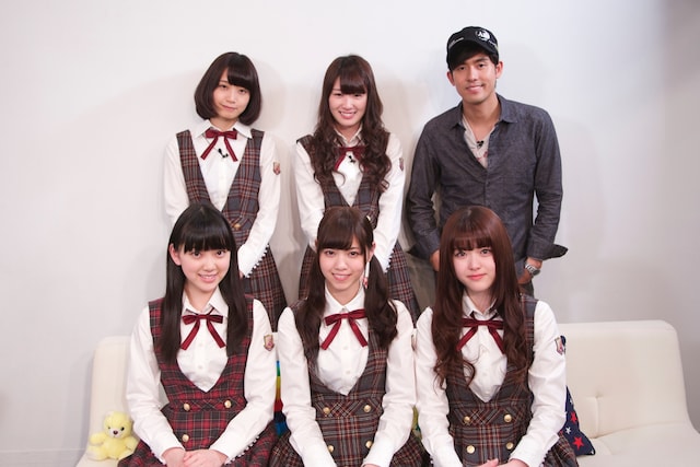 前列左から堀未央奈、西野七瀬、松村沙友理、後列左から深川麻衣、高山一実、K。