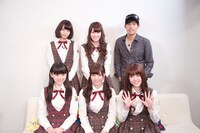 前列左から堀未央奈、西野七瀬、松村沙友理、後列左から深川麻衣、高山一実、K。