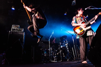 アルカラ「『20131124～むにむになるままにJAPAN TOUR～』発売記念ライブ “むにむにの花が咲いてからというもの”」東京・渋谷CLUB QUATTRO公演の様子。（Photo by AZUMA Tatsuya）