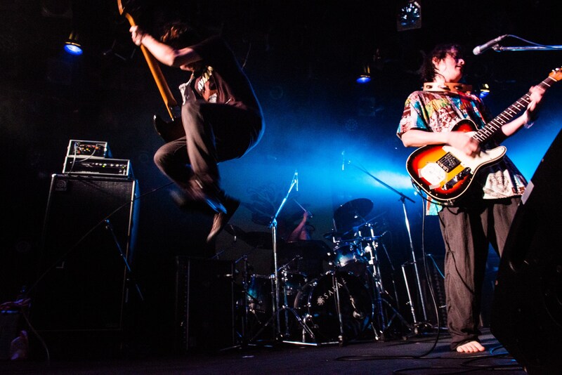 アルカラ「『20131124～むにむになるままにJAPAN TOUR～』発売記念ライブ “むにむにの花が咲いてからというもの”」東京・渋谷CLUB QUATTRO公演の様子。（Photo by AZUMA Tatsuya）