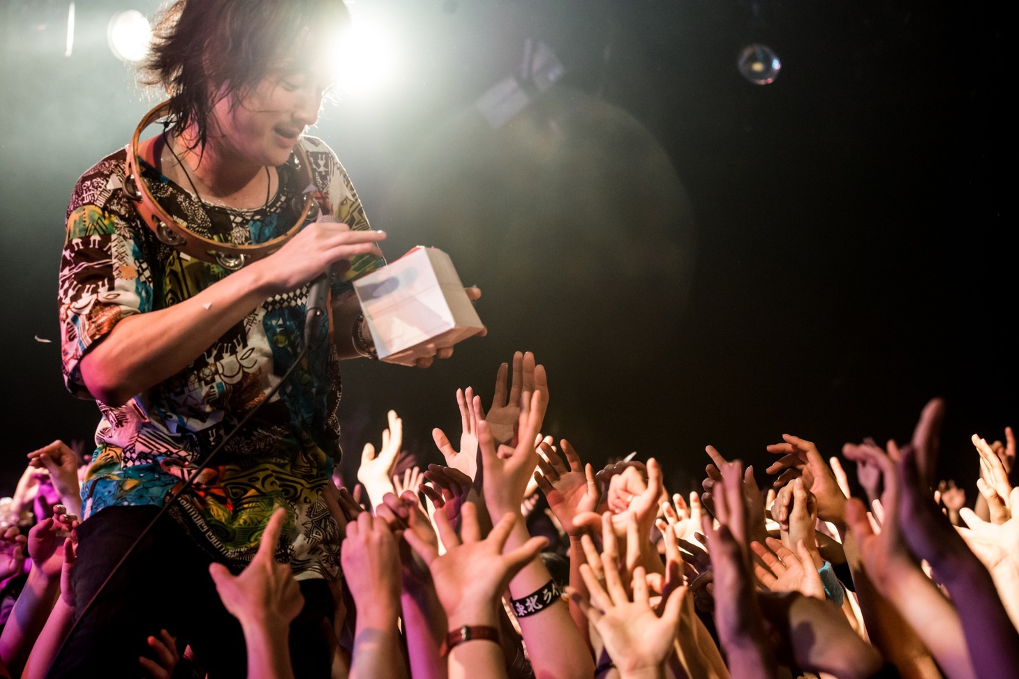 アルカラ「『20131124～むにむになるままにJAPAN TOUR～』発売記念ライブ “むにむにの花が咲いてからというもの”」東京・渋谷CLUB QUATTRO公演の様子。（Photo by AZUMA Tatsuya）