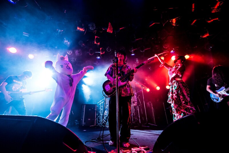 アルカラ「『20131124～むにむになるままにJAPAN TOUR～』発売記念ライブ “むにむにの花が咲いてからというもの”」東京・渋谷CLUB QUATTRO公演の様子。（Photo by AZUMA Tatsuya）