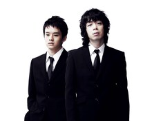 左から池松壮亮、峯田和伸（銀杏BOYZ）。2人は舞台「母に欲す」で兄弟を演じる。