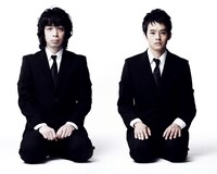 左から峯田和伸（銀杏BOYZ）、池松壮亮。2人は舞台「母に欲す」で兄弟を演じる。