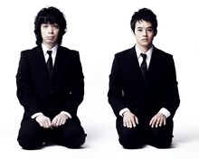 左から峯田和伸（銀杏BOYZ）、池松壮亮。2人は舞台「母に欲す」で兄弟を演じる。