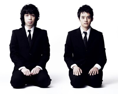 左から峯田和伸（銀杏BOYZ）、池松壮亮。2人は舞台「母に欲す」で兄弟を演じる。