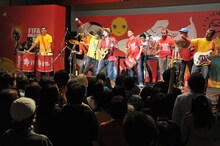 Monoblocoとともにライブパフォーマンスを行うナオト・インティライミ。