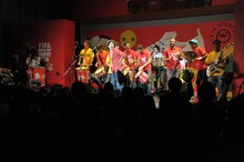 Monoblocoとともにライブパフォーマンスを行うナオト・インティライミ。