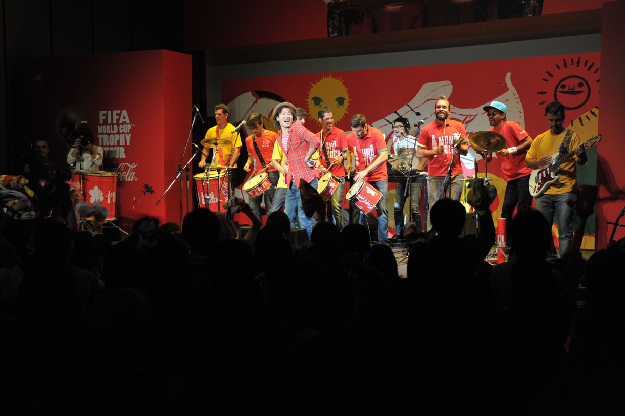 Monoblocoとともにライブパフォーマンスを行うナオト・インティライミ。