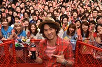 自身のネームボトルを持つナオト・インティライミ。