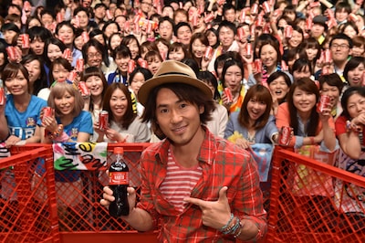 自身のネームボトルを持つナオト・インティライミ。