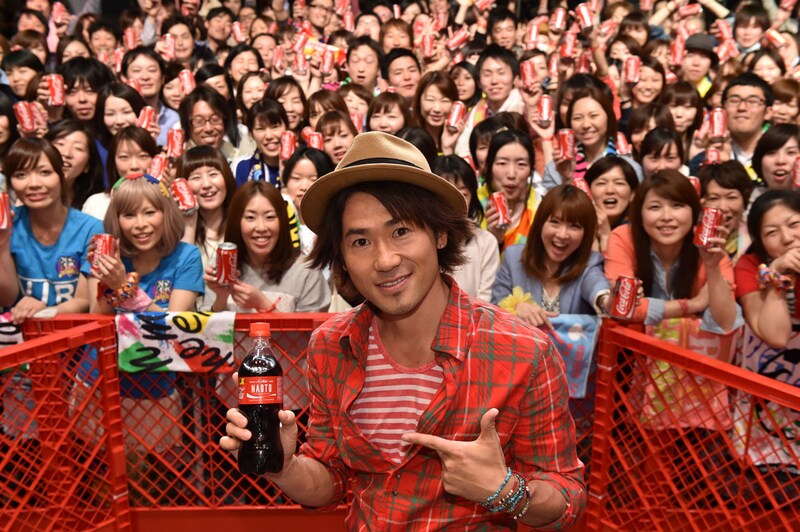 自身のネームボトルを持つナオト・インティライミ。