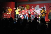 Monoblocoとともにライブパフォーマンスを行うナオト・インティライミ。