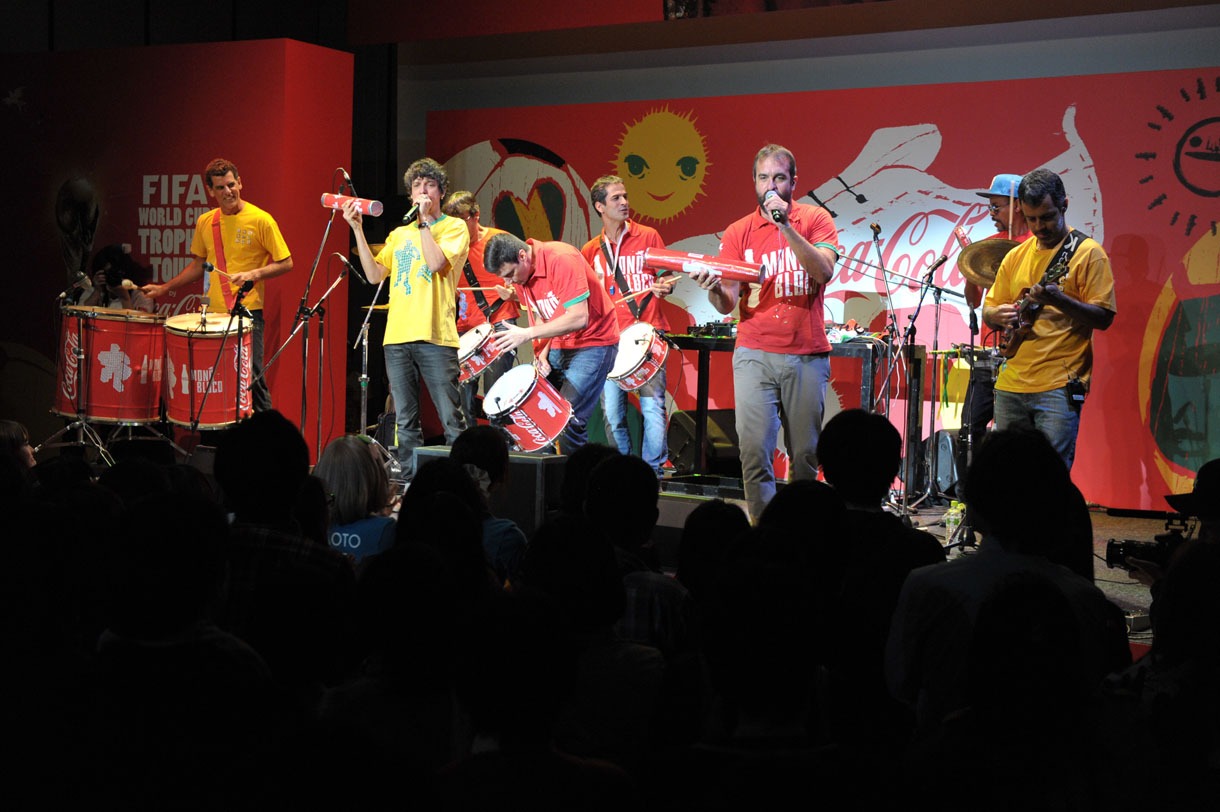 Monoblocoとともにライブパフォーマンスを行うナオト・インティライミ。