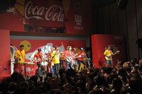 Monoblocoとともにライブパフォーマンスを行うナオト・インティライミ。