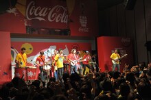 Monoblocoとともにライブパフォーマンスを行うナオト・インティライミ。