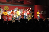 Monoblocoとともにライブパフォーマンスを行うナオト・インティライミ。