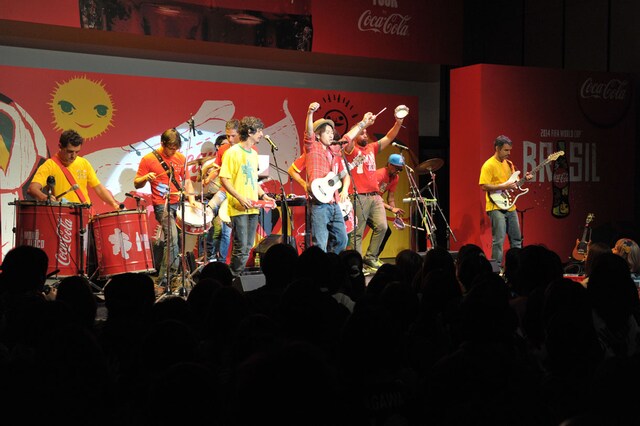 Monoblocoとともにライブパフォーマンスを行うナオト・インティライミ。